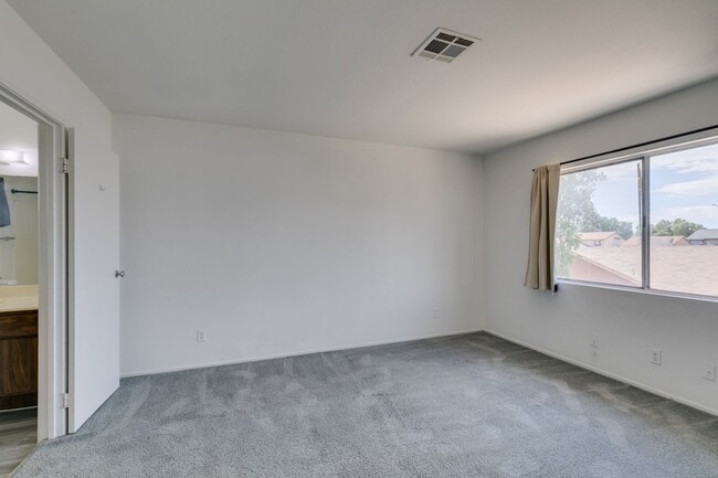 Building Photo - Double Primary Townhome with Spacious Backyard in 89115!