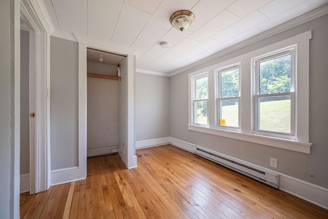 Building Photo - 4 bedroom home in Rich Creek!
