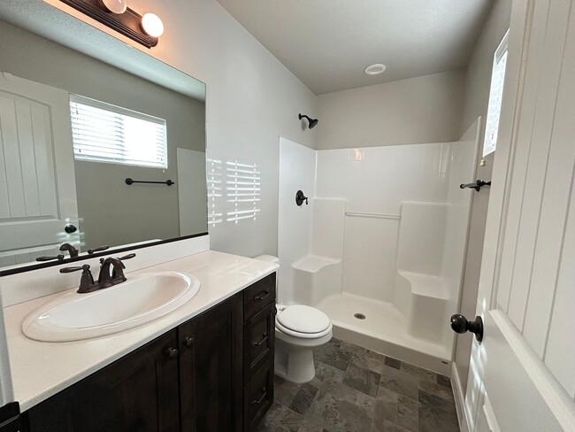 Building Photo - Meadow Crest Home!!!!