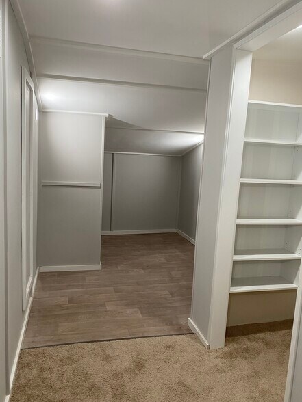 Building Photo - 107 E 10th St