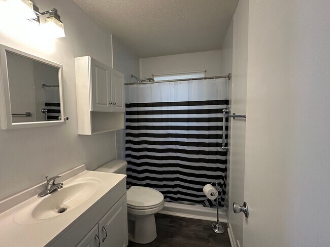 Building Photo - One Level Brick House Near University of L...