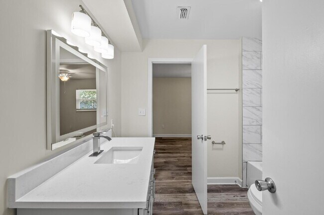 Building Photo - "Charming 2-Bed Townhouse with Modern Comf...