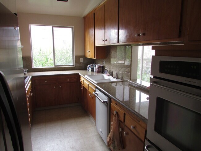 Kitchens with lots of room and storage. Often with full Granite or beautiful Quartz countertops. - 931 Euclid St