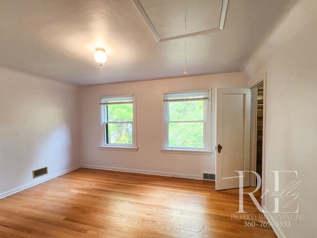 Building Photo - Waterfront Tudor | Private, Vintage Charm with Casita