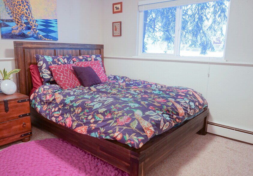 Bedroom 1 - View of front yard trees. - 1508 Kinnikinnick St