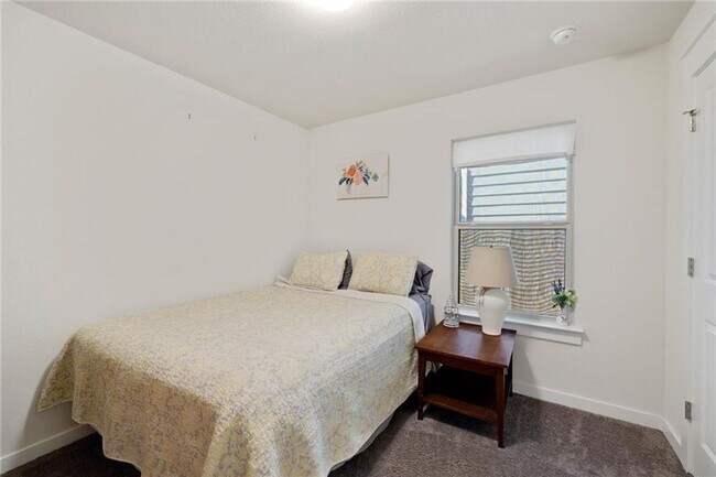 Building Photo - Warm & Inviting 3BR / 2BA Home with Large Backyard