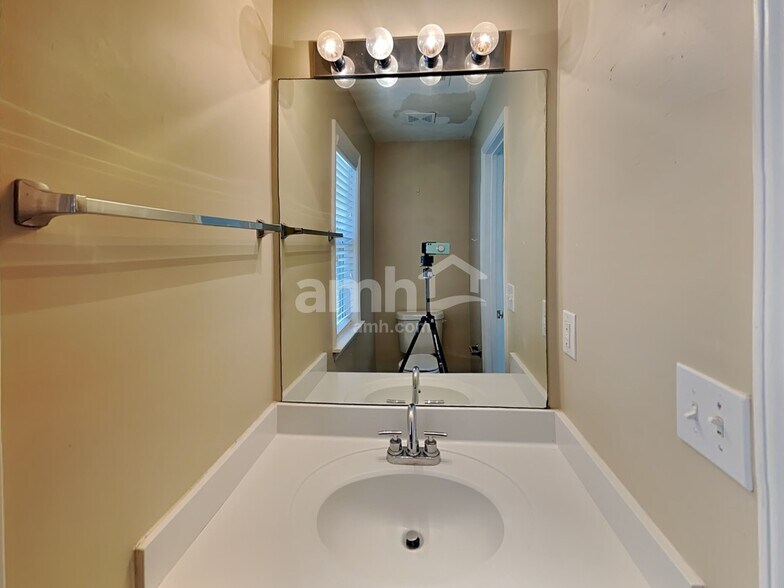 Building Photo - 3450 Ridgefair Dr