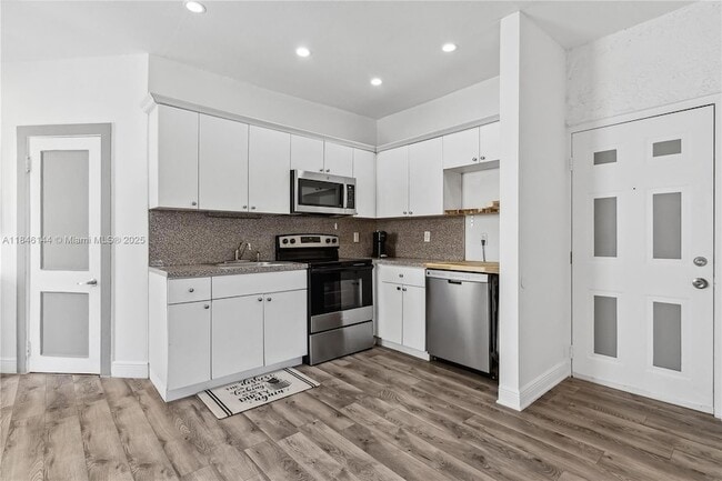 Building Photo - 934 Michigan Ave