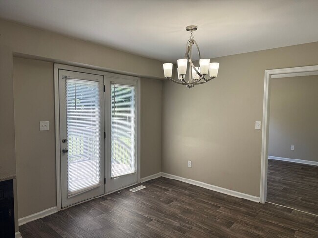 Building Photo - $1425/18 month lease or $1450/12 month lease.