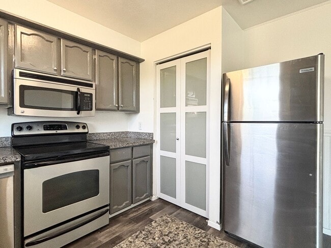 Building Photo - Awesome Remodel with 1 Car Garage!