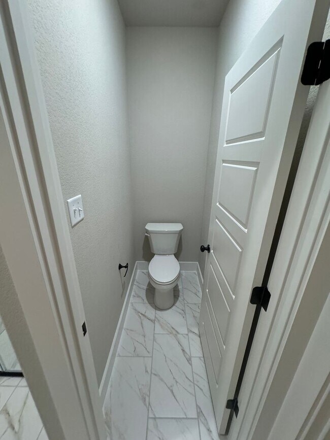 Building Photo - 3/2/2 - FIREPLACE - MUDROOM - GODLEY ISD