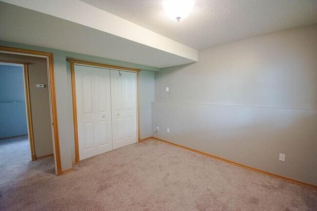 Building Photo - Pet friendly Country Club Manor home with fenced yard!