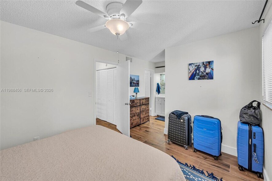 Building Photo - 7018 SW 53rd Ln