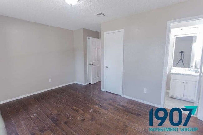 Building Photo - Spacious 5-Bedroom Home in Moore with Rece...