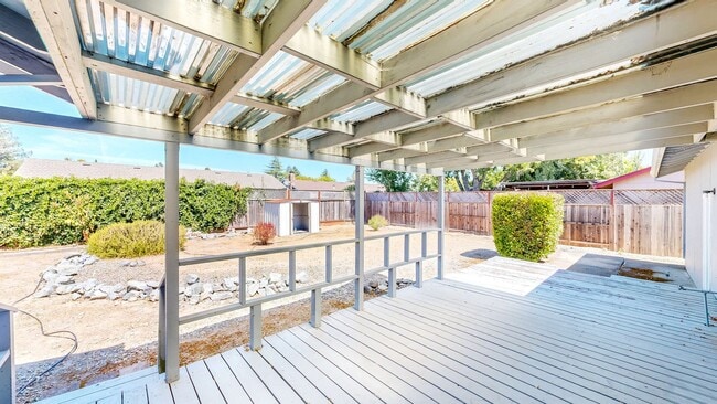 Building Photo - 4 Bedroom 2 Full Bathroom Single Family Ho...