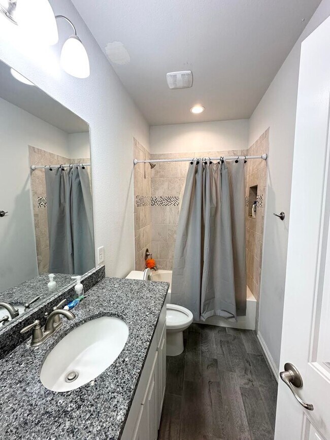 Building Photo - 4 Bed 2 Bath For Rent