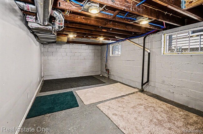 Building Photo - 1105 E Fifth St