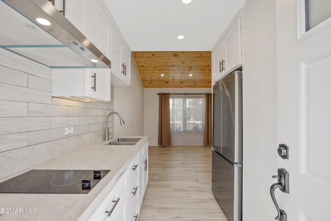 Building Photo - 5540 Lake Lindero Dr