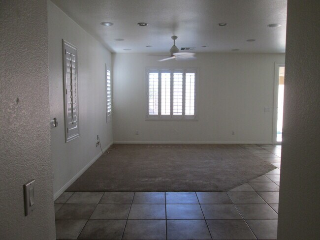 Building Photo - (RENT INCLUDE SOME UTILITIES)3 Bedroom in ...