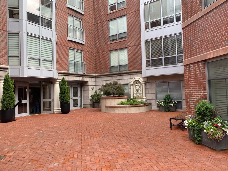 Building Photo - 44 Prince St