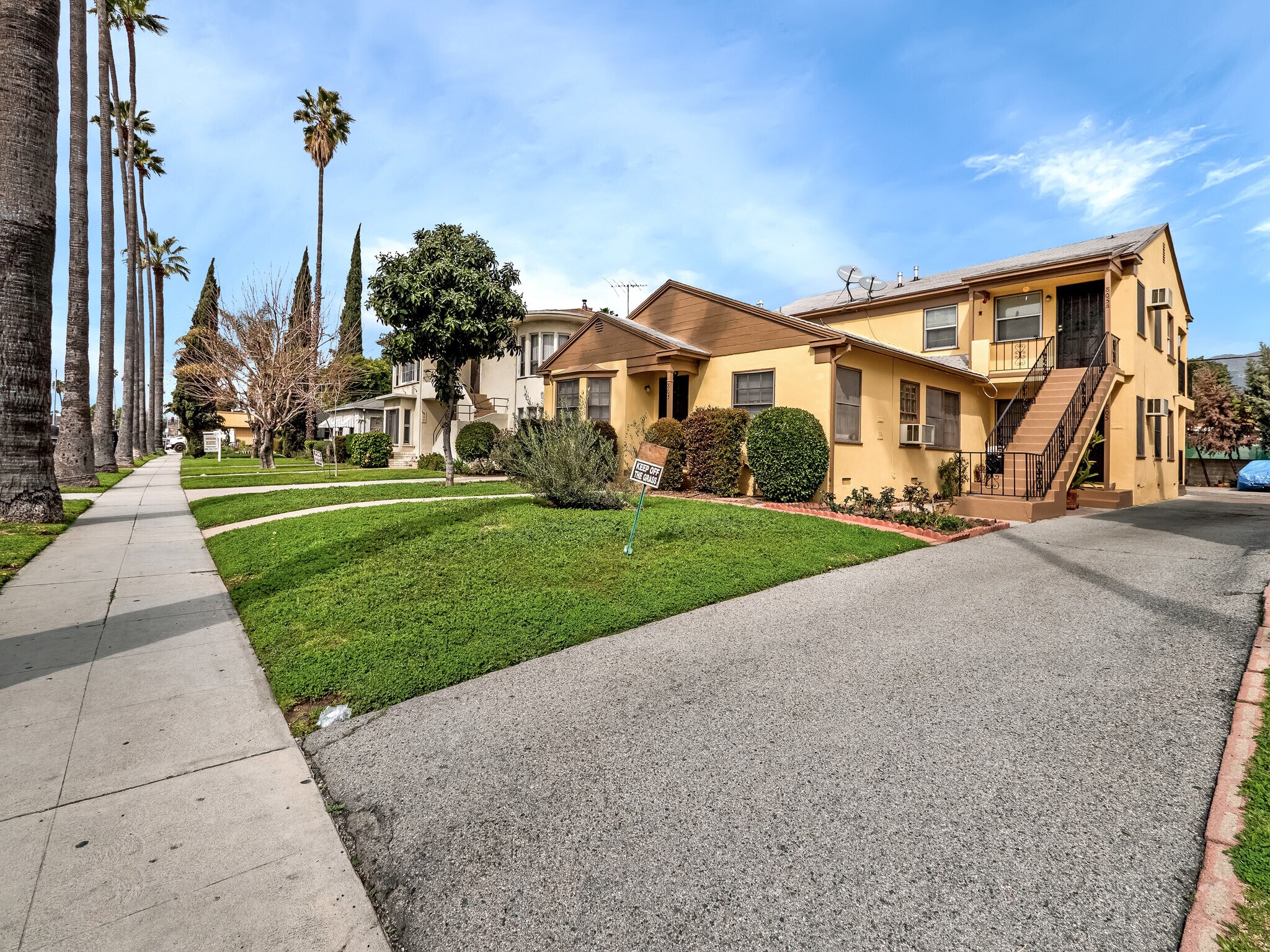 triplex units - 805 W Glenoaks Blvd