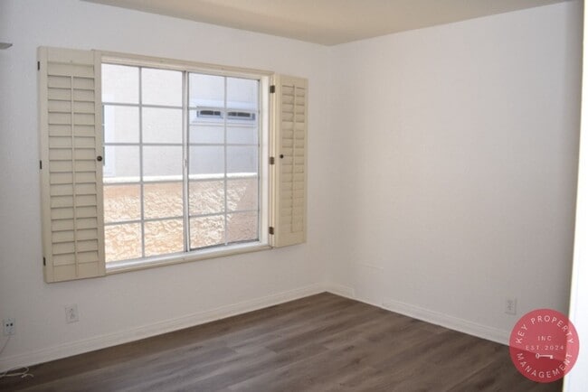 Building Photo - Charming 3-Bedroom Condo in the Heart of L...