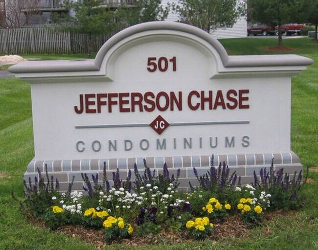 Building Photo - Two bedroom first floor condo in Jefferson...