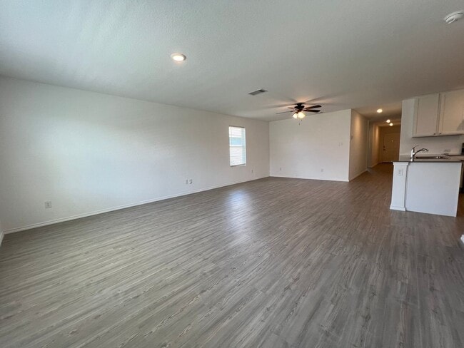 Building Photo - NEWER 4BDRM HOME IN LONDON ISD!