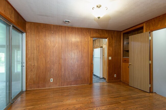 Building Photo - #6 Bedroom House with Awesome Yard Plus Ga...
