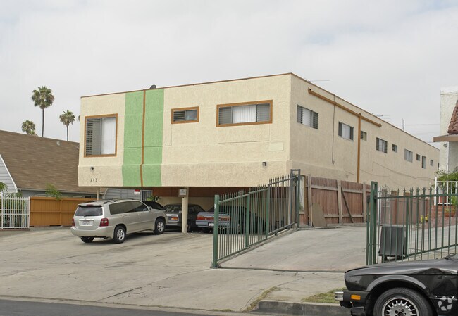 Primary Photo - 213 N Alexandria Ave