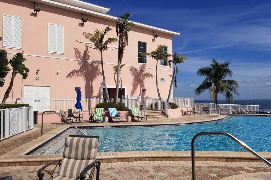 Building Photo - 5285 Coquina Key Dr SE