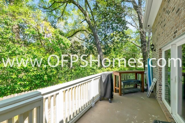 Building Photo - 712 Cypress Dr