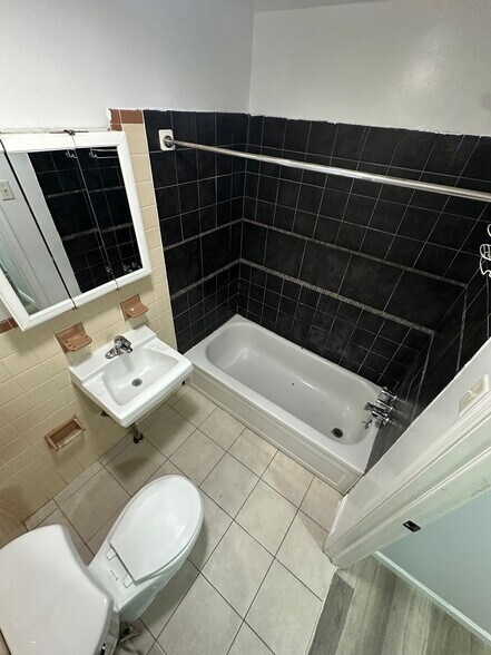 Bathroom - 2552 E Clearfield St