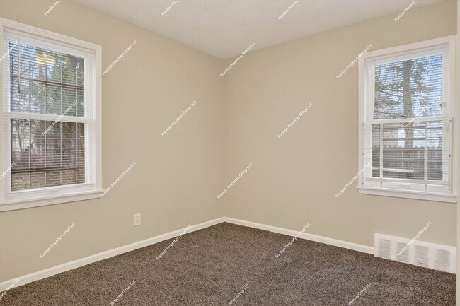 Building Photo - Charming Recently Renovated 3-Bedroom Bungalow in Detroit!