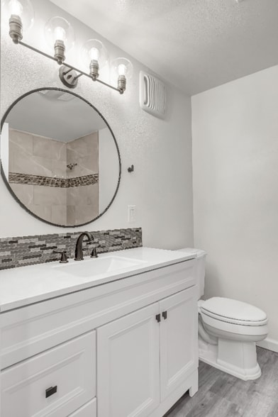 Building Photo - 10607 Des Moines Memorial Dr