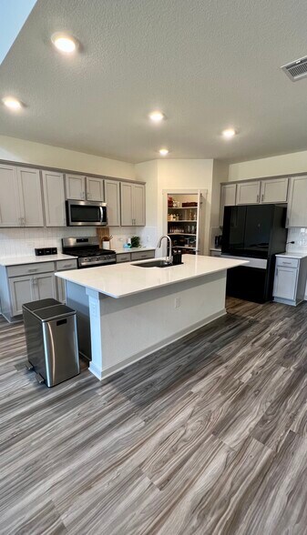 Building Photo - 14004 Lubeck Dr