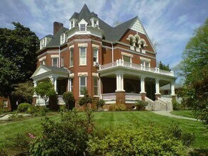 Building Photo - Gorgeous Ground Floor Unit With It's Own Private Balcony!