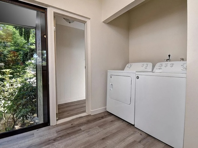 Building Photo - 3 BR / 1 BA in nicely updated duplex in No...