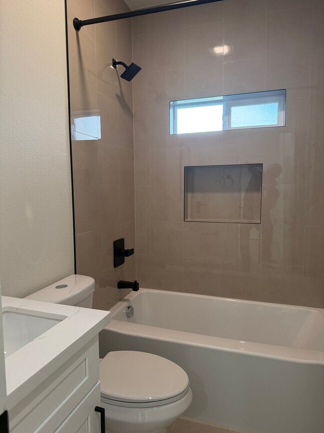 Building Photo - New 600 Sqft. 2 Bedroom 1 Bath Condo in Downtown Sacramento