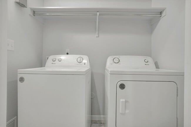 Building Photo - Upper Valley 2 Bedroom 2.5 Bath