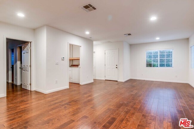 Building Photo - 4848 Oakwood Ave