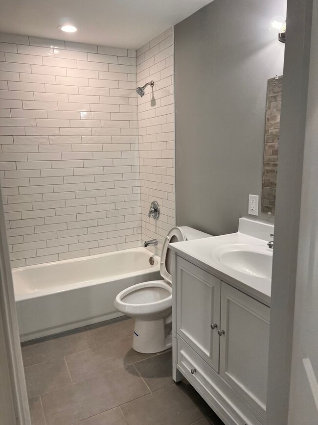 Building Photo - 3 BEDROOM TOWNHOME **VOUCHERS ONLY**