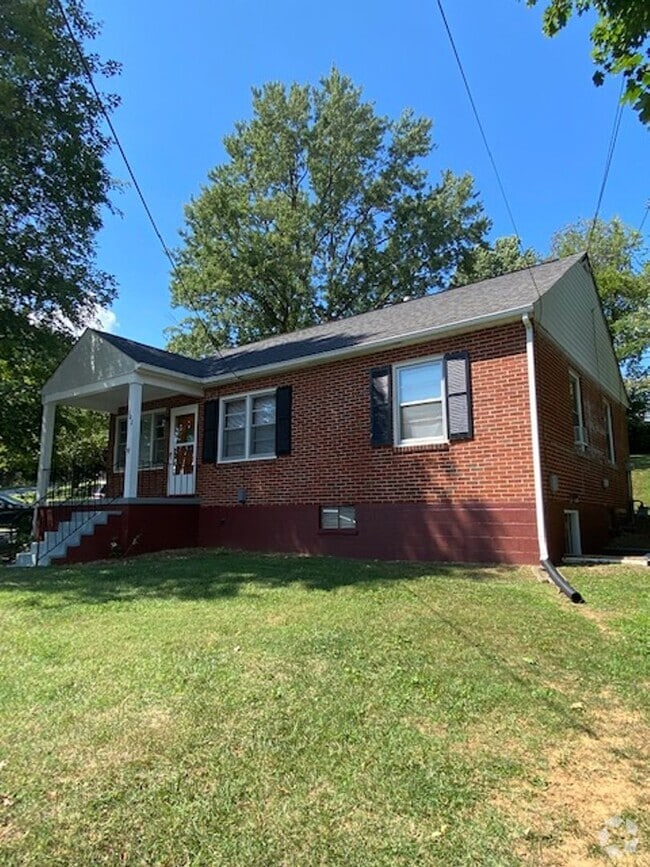 Building Photo - Charming 3 Bedroom Rancher in Staunton Com...