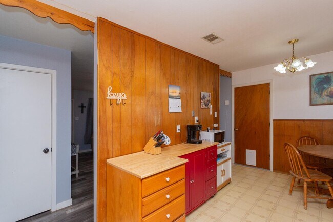 Building Photo - 313 Robins Dr