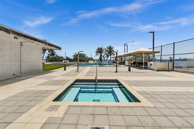 Building Photo - 600 NE 36th St