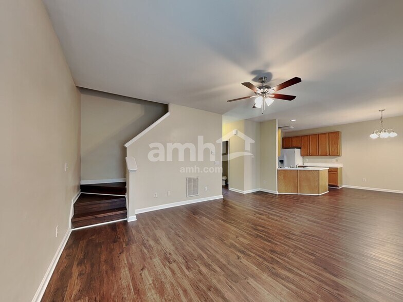 Building Photo - 612 Hanska Way