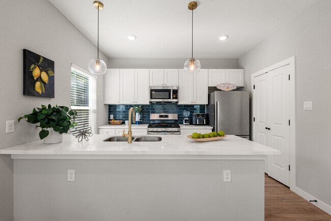 Building Photo - 8357 Tate St