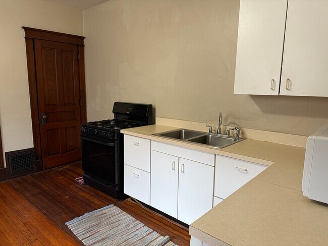 Building Photo - 2215 Victor St