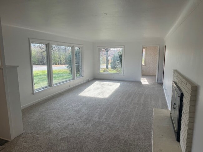 Building Photo - Amazing Home Next to Interlachen Golf Course with 4 bedrooms on Main Level, and Pond!