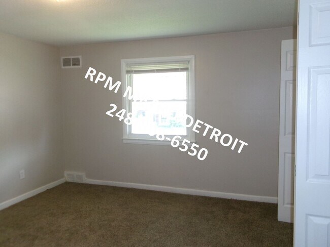 Building Photo - UPDATED COLONIAL HOME IN DETROIT